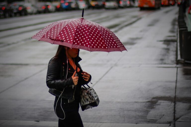 Emiten aviso meteorológico por precipitaciones entre regiones Metropolitana y de O’Higgins para este fin de semana
