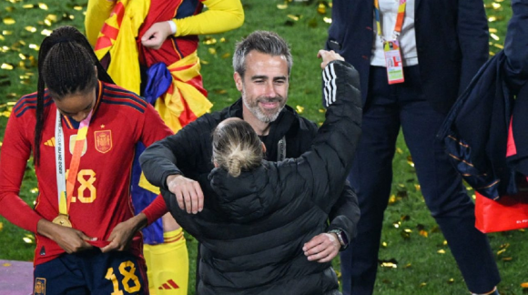 Video muestra al DT de España tocando de forma inapropiada a una integrante de su equipo durante celebración por el Mundial