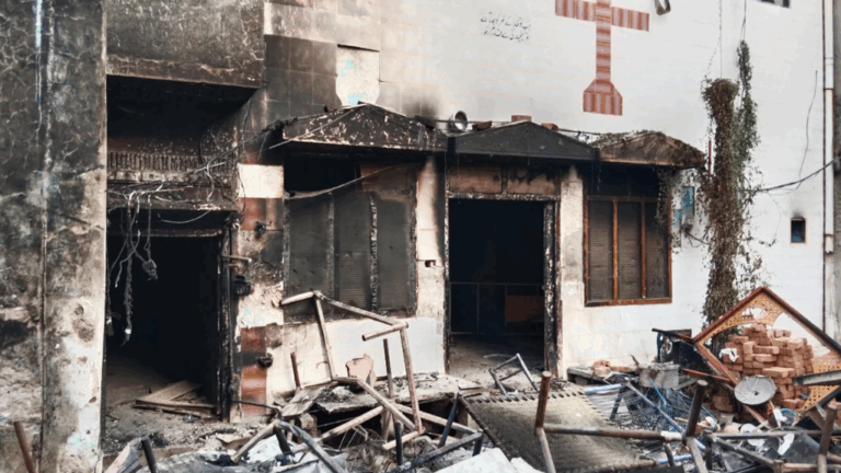 Pakistán: Multitud incendia ocho iglesias tras acusaciones de blasfemia contra el Islam