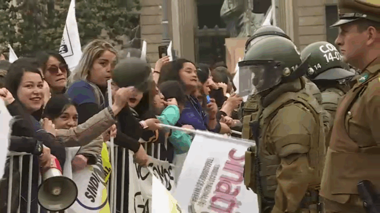 Trabajadoras de Fundación Integra realizan nueva manifestación al exterior de La Moneda