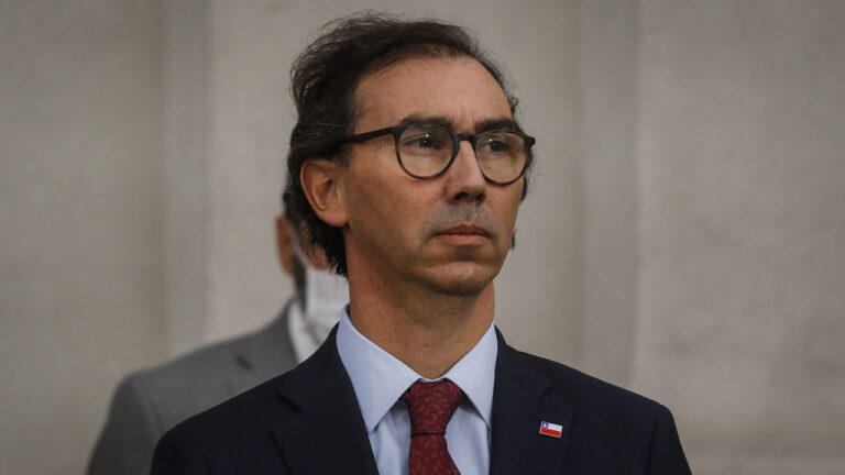 Figueroa llama a Cataldo a dejar 