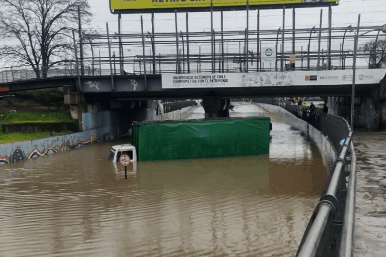Calles inundadas en Talca: Camiones de carga quedan atrapados en paso bajo nivel
