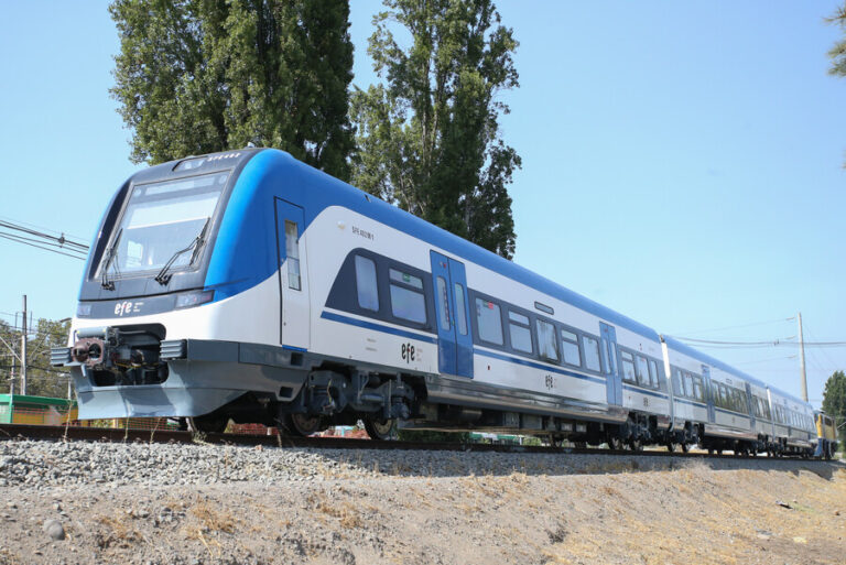 Presentan licitación del Tren Santiago-Melipilla, la más grande en la historia de EFE: ¿Cuáles serán las 8 comunas beneficiadas?