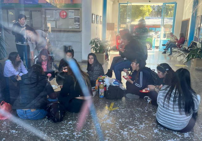 Paro nacional docente: Registran desórdenes al interior de la Municipalidad de San Bernardo
