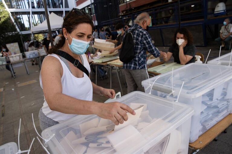 Estudio UDP: El 60% de la población chilena votaría en contra de la propuesta de nueva Constitución