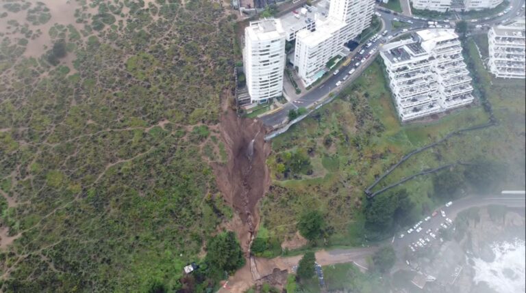 Socavón en el sector de Cochoa provocó el cierre de tráfico entre Viña del Mar y Concón