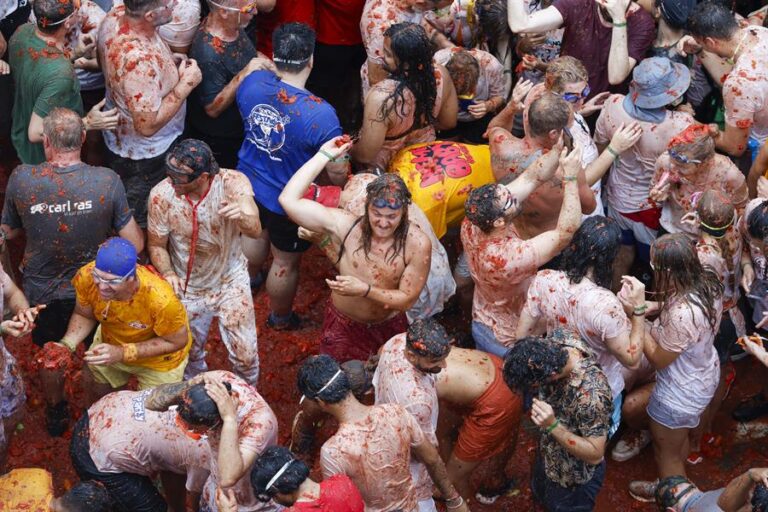 Más de 120 mil kilos de tomates se usaron en la nueva edición de la tradicional Tomatina española