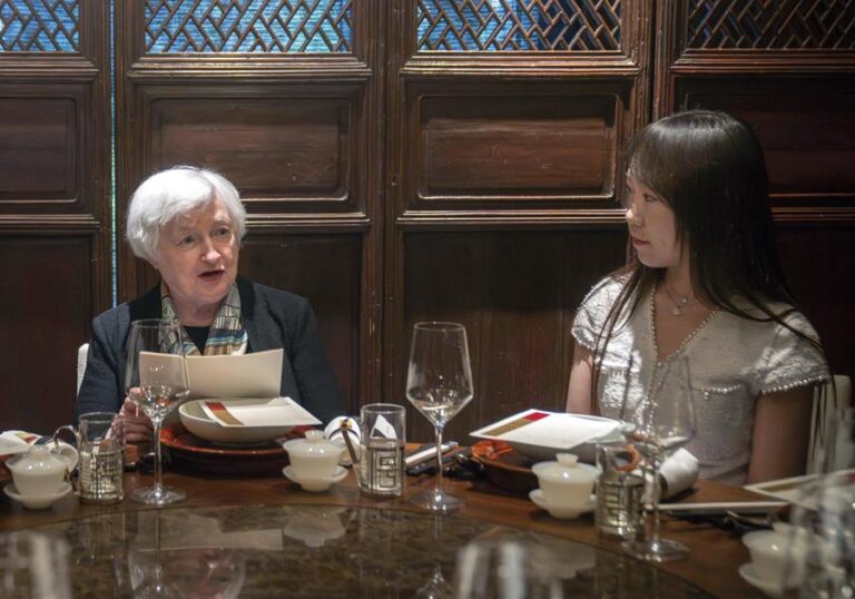 La secretaria del Tesoro de Estados Unidos reveló que comió hongos alucinógenos en su viaje a China