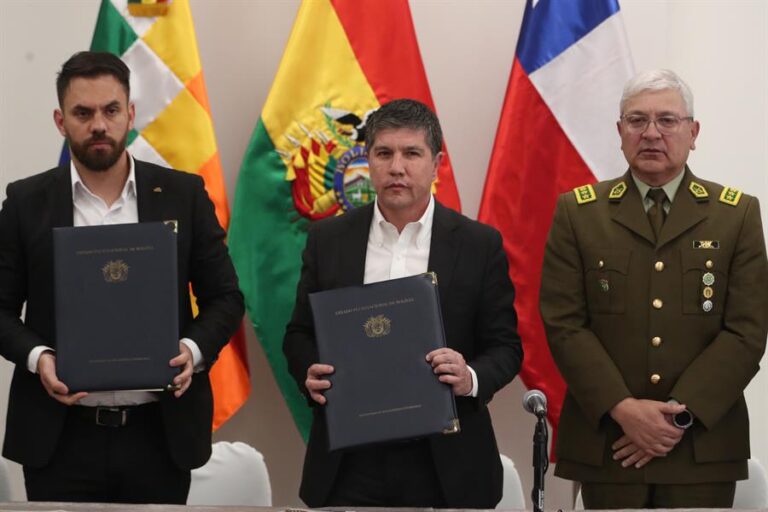 Chile y Bolivia firman acuerdos contra la trata de personas y el robo de vehículos