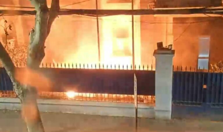 Sujetos arrojaron bombas molotov a cuartel de la PDI en Providencia