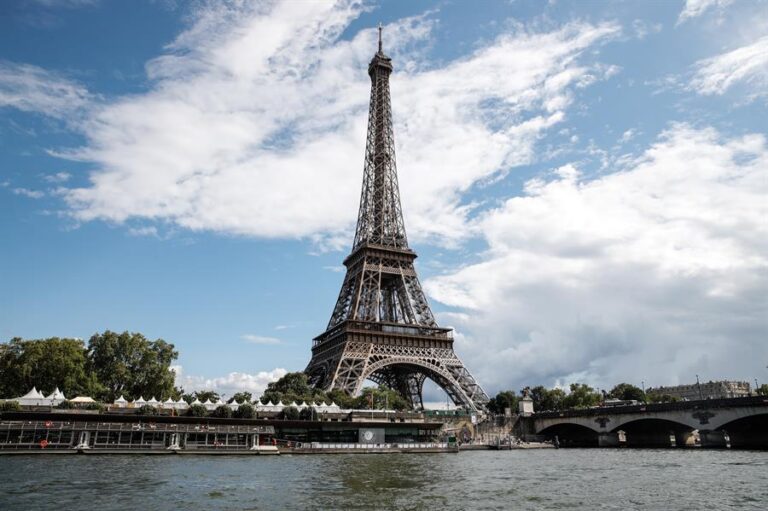París: Evacúan la Torre Eiffel por amenaza de bomba