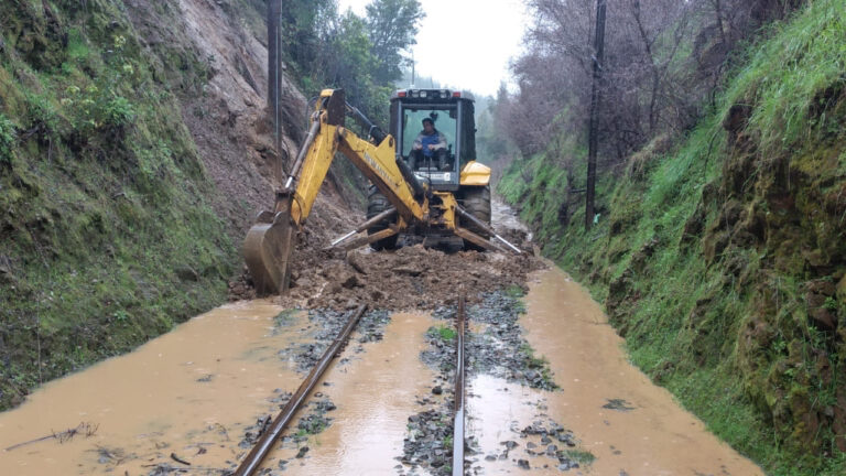 Derrumbe provocó corte en ruta del ramal que conecta a Talca con Constitución: Todos los servicios están suspendidos
