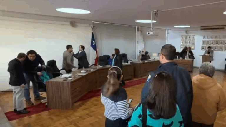 Discusión en Concejo de San Javier terminó en golpes: Concejal Alarcón quedó con prohibición de acercarse a Osorio