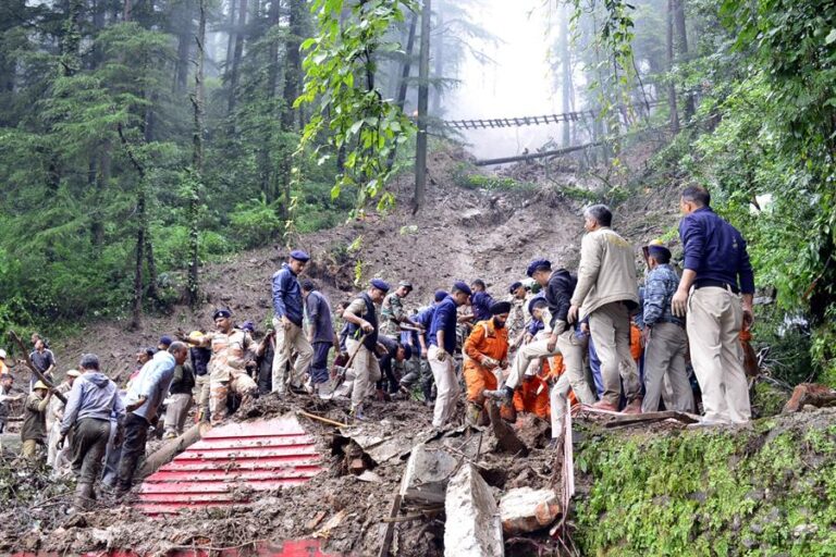 Lluvias monzónicas en India: Al menos 50 personas han muerto por deslizamientos de tierra