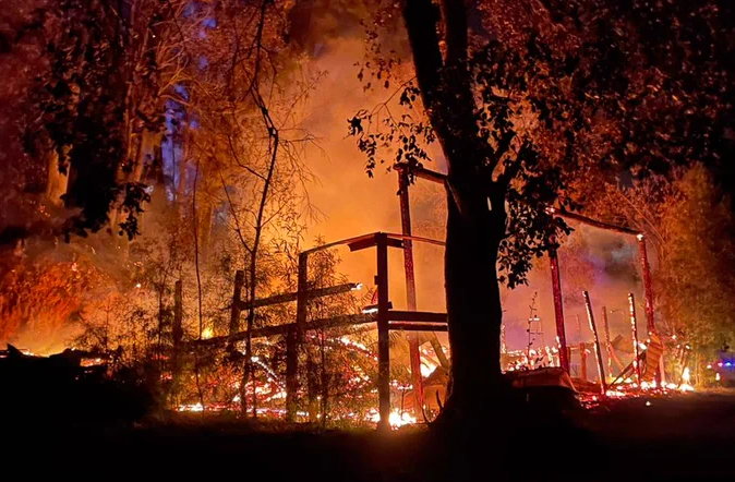 Ataque incendiario destruyó cinco cabañas en Contulmo: Resistencia Mapuche Autónoma se adjudicó la acción