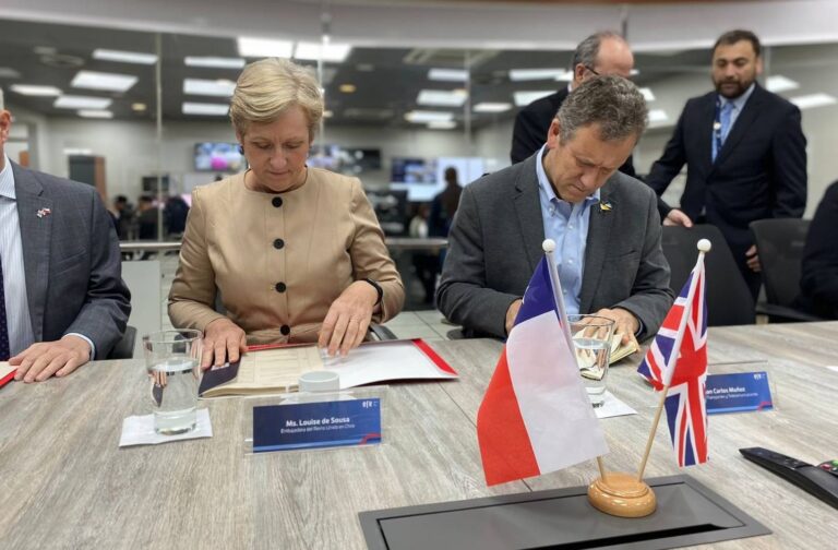 Trenes para Chile: EFE y Reino Unido firman convenio para fortalecer el transporte sustentable de pasajeros y carga