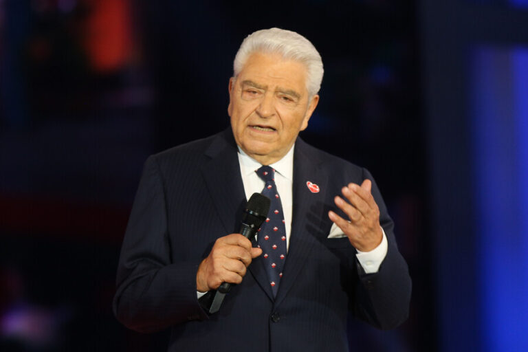 No había papel higiénico: Don Francisco enviará nueva carta contra el aeropuerto de Santiago