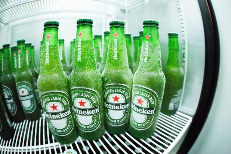 Conocida compañía de cerveza concreta su salida de Rusia tras vender su negocio por 1 dólar