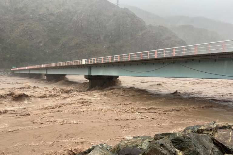Desborde del río Maule: Senapred solicita evacuar sectores de Linares de Perales, Querquel, Quiñipeumo y Los Peñaloza