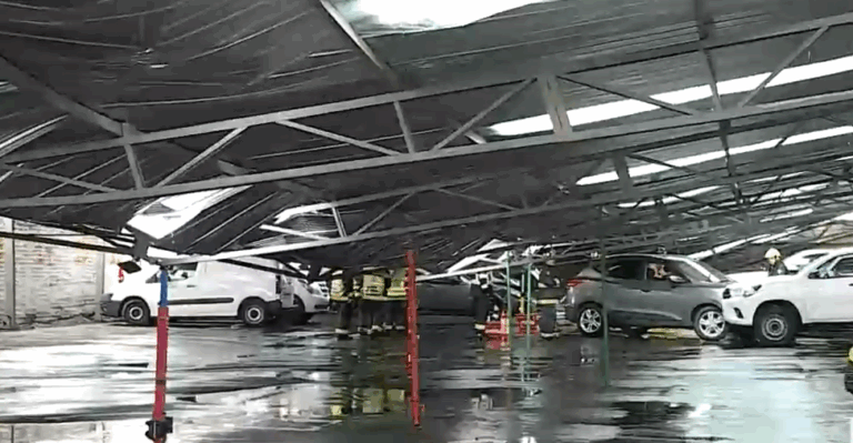 Autos quedaron atrapados tras colapso de techo en San Bernardo