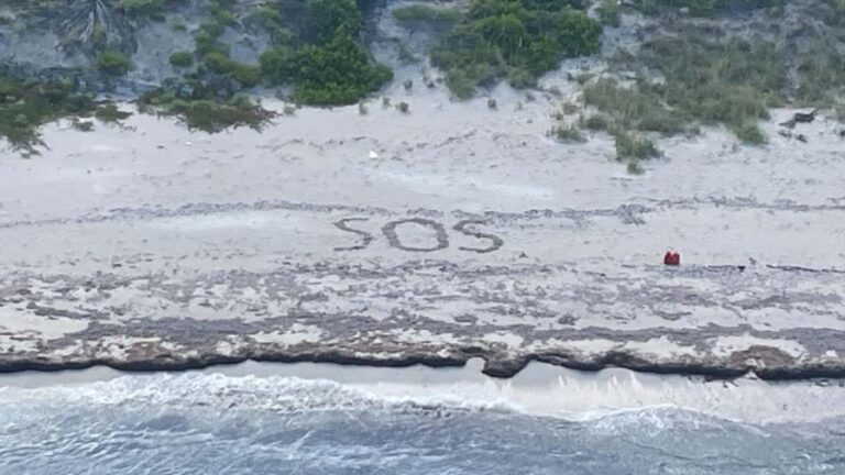 Rescatan a hombre que estuvo 3 días varado en una isla deshabitada de Bahamas: Escribió SOS en la arena y lanzó bengalas