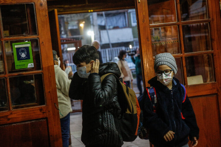 Por sistema frontal: Suspenden clases en cuatro colegios de la Región Metropolitana