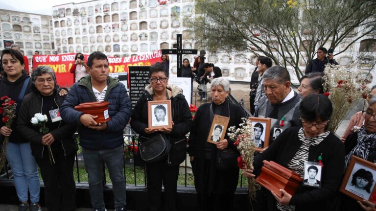 Fujimori condenado por matanza de estudiantes: Familiares entierran los restos de las víctimas de La Cantuta