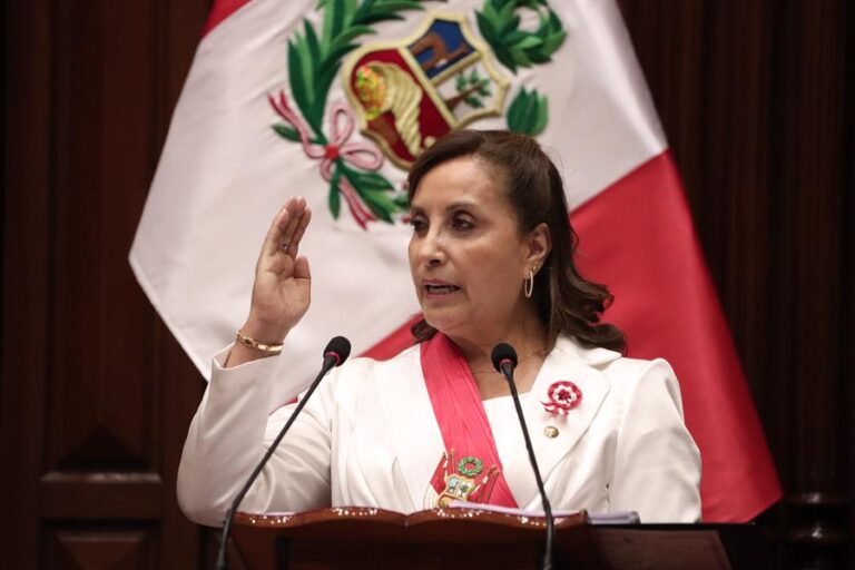 Dina Boluarte declaró ante la Fiscalía peruana por muertes en protestas antigubernamentales