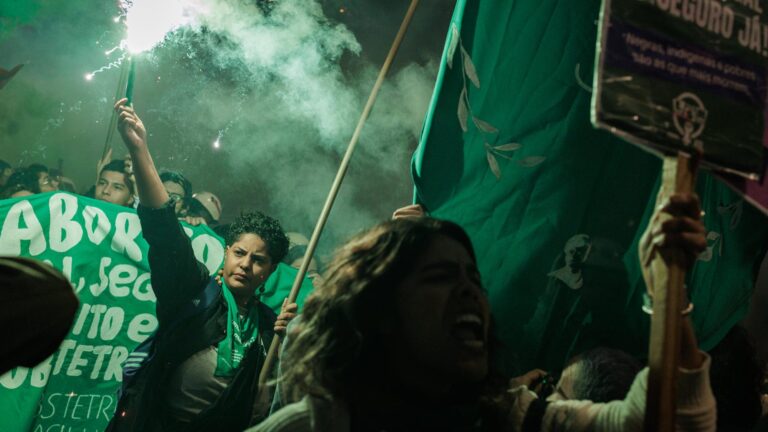 Mujeres se manifiestan en Brasil en medio de discusión por limitar la ley de aborto