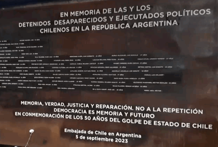 Instalan en Argentina un monumento conmemorativo por los 50 años del golpe en Chile