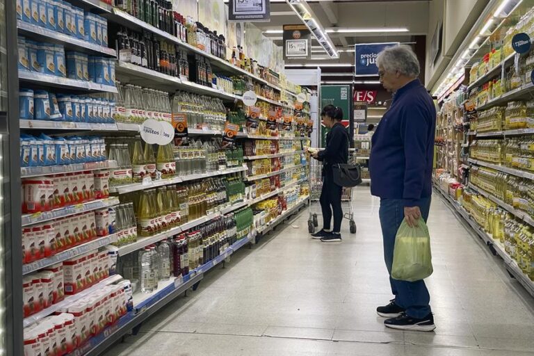 La inflación en Argentina llegó a 124,8% en agosto, el mayor aumento desde 1991