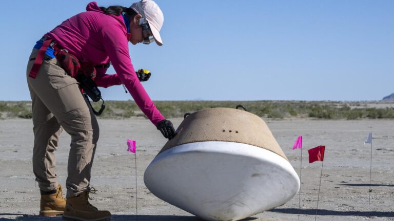 Muestra del asteroide Bennu aterrizó en un campo de pruebas estadounidense para ser estudiada
