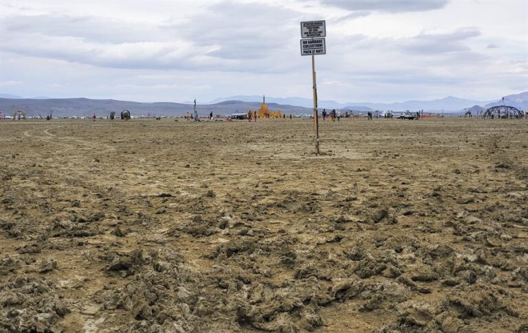 Lluvia dejó a más de 70 mil personas atrapadas en el festival Burning Man: Se investiga la muerte de un hombre