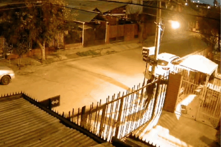 Cámara captó el momento en que una turba armada entró a casa en Maipú para realizar un asalto