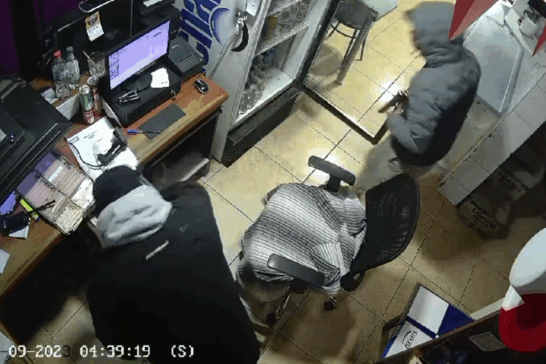 Cámaras registraron violento asalto en motel de Maipú: Amarraron a la cajera