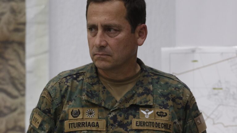 General Iturriaga asistió a ceremonia de militar (r) que se quitó la vida, en medio de polémica por comentarios de Boric