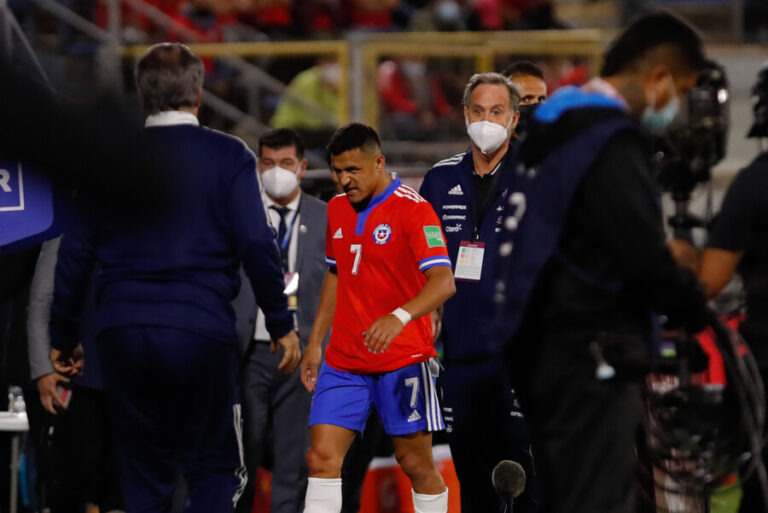 Alexis Sánchez no viaja al partido Chile-Uruguay por problemas físicos: Revisa las alternativas para el encuentro
