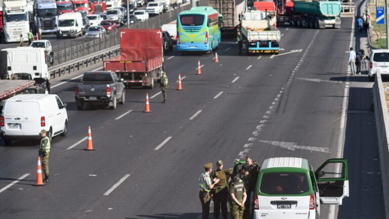 Carabinera disparó a dos delincuentes luego que intentaran atropellarla en medio de una fiscalización en Quilicura
