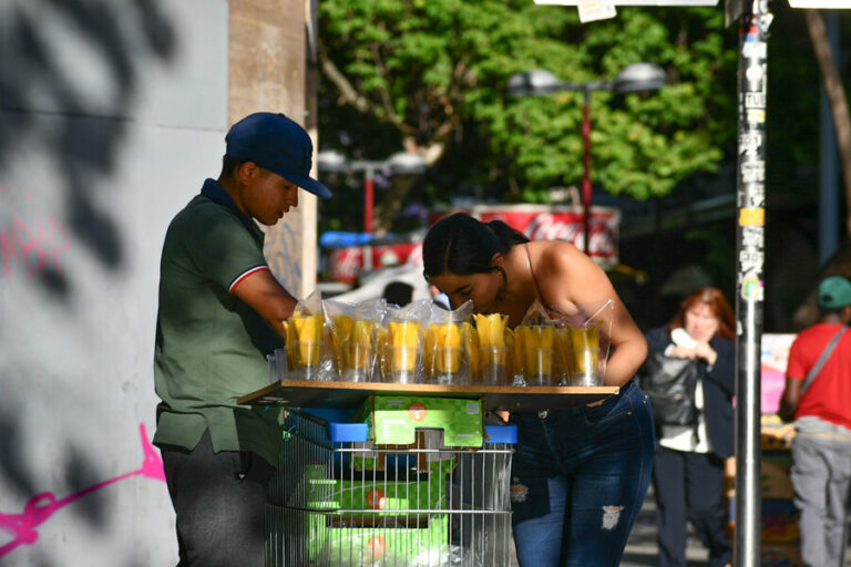 42% de los vendedores ambulantes irregulares del país son migrantes