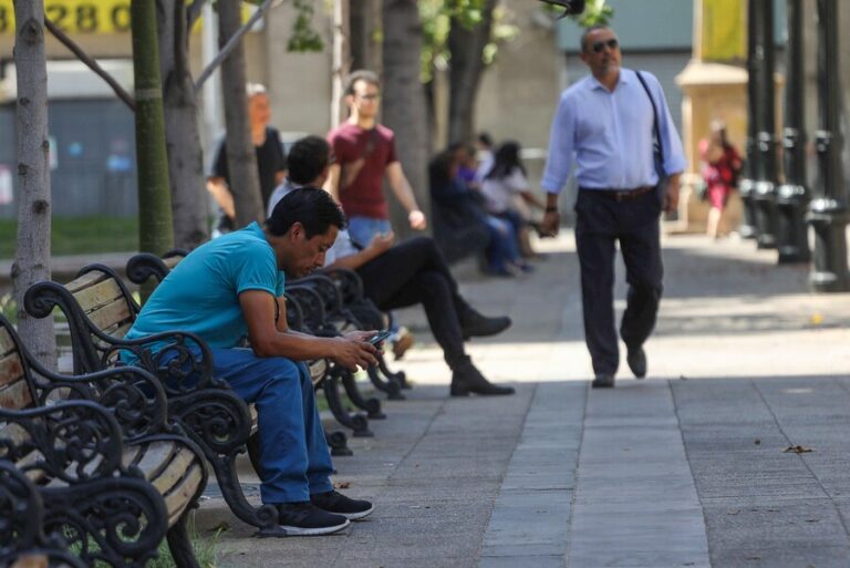 Tasa de desempleo en Chile alcanza el 8,7%: En la RM la cifra llega a 9,7%