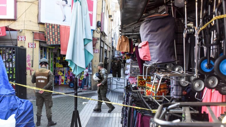 Corte Apelaciones ordenó al municipio de Santiago adoptar medidas inmediatas contra el comercio ambulante en Meiggs