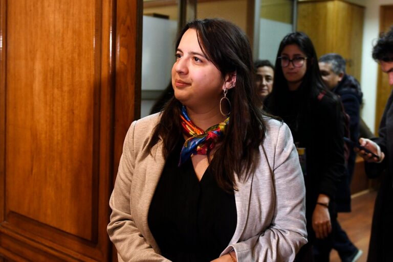 Oposición reitera críticas a directora de Presupuesto tras respaldo de Boric: 