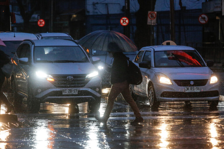 Intensas lluvias en la Región Metropolitana dejaron inundaciones en pasos bajo nivel y calles anegadas