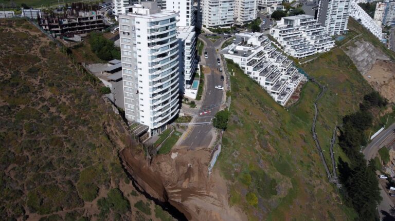 Socavón en Viña del Mar: MOP logró desviar las aguas lluvias en el colector para resguardar los edificios