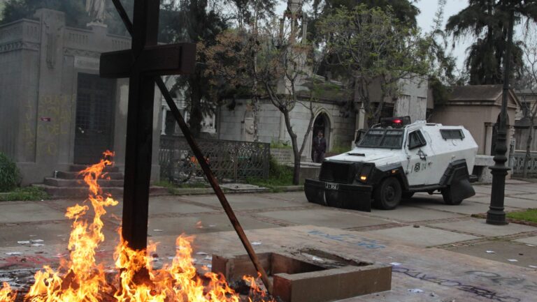 Fundación Jaime Guzmán anuncia querellas por daños a tumba: Una apunta al municipio de Recoleta por medidas preventivas