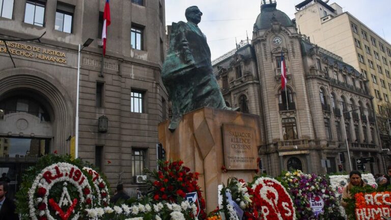 Partidos oficialistas participan en romería a Salvador Allende por los 50 años del golpe de Estado