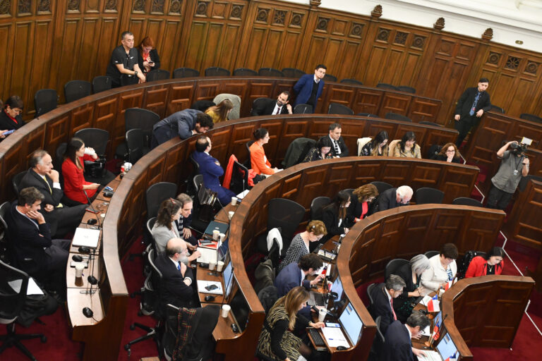 Cadem: 57% votaría en contra de la nueva Constitución y solo 23% a favor