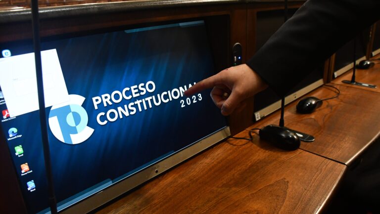 Consejo Constitucional aprueba el derecho al acceso al agua y establece que los hidrocarburos no son concesionables