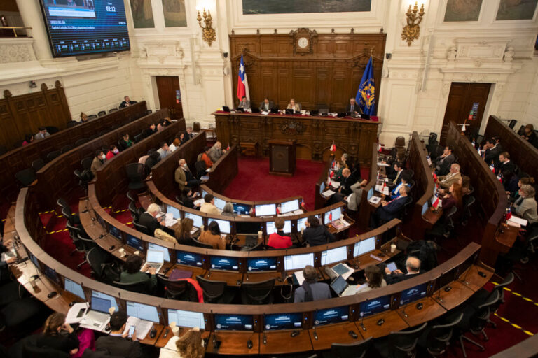 Cadem: 64% dice que Chile necesita una nueva Constitución, pero 59% votaría en contra de la propuesta del Consejo
