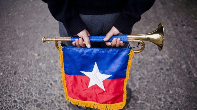 Proyecto que busca restablecer la entonación obligatoria del himno nacional en los colegios avanza en la Cámara